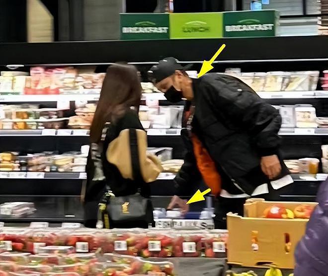 罗志祥在国外逛超市被拍 穿 1500 元棉服黑眼圈太重 - 2