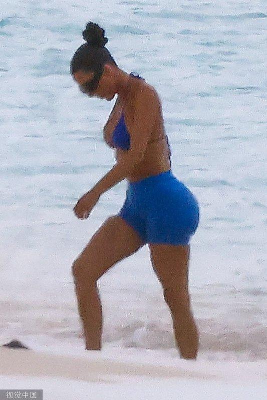 金 · 卡戴珊加勒比海小岛度假 穿蓝色比基尼身材火辣 - 1