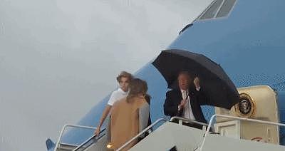 韩国总统爱妻人设崩塌！抢走雨伞让妻子淋雨，网友狠嘲：跟川普一模一样！ - 27