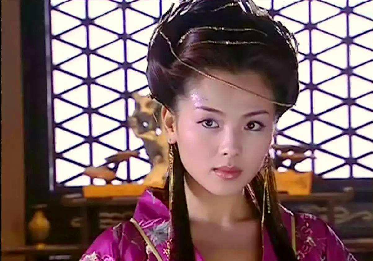 古装美女的额间风情：唐嫣的紫萱令人惊艳，但最出彩还是王熙凤 - 27