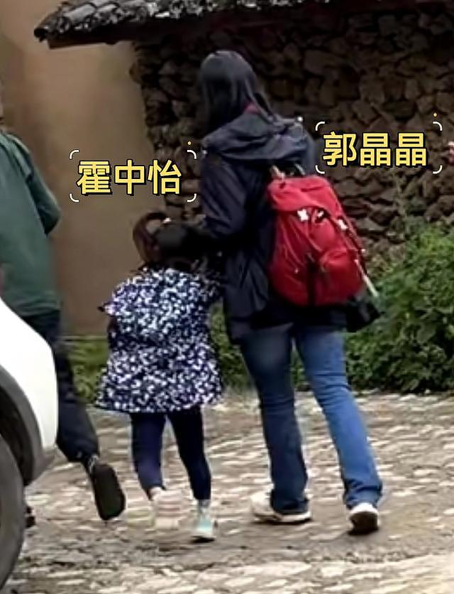 郭晶晶夫妇牵2个女儿游丽江，霍启刚母亲和郭妈妈一路同行好和睦 - 5