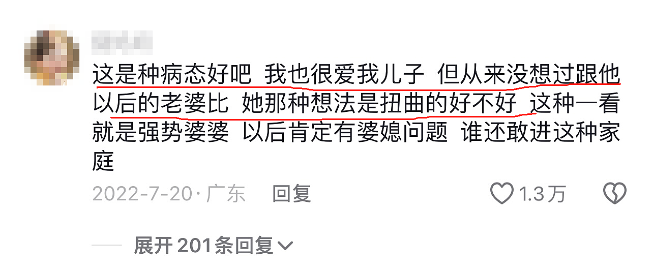 44岁董洁西宁被偶遇，地下通道打赏街头艺人，身材矮小素颜显幼态 - 3