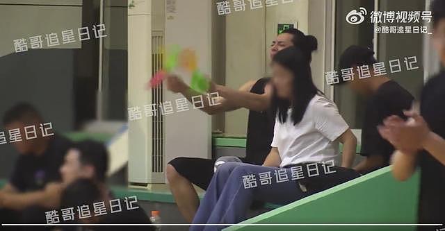 王鹤棣又被拍到打篮球 候场时双手举玩具为队友加油 - 1