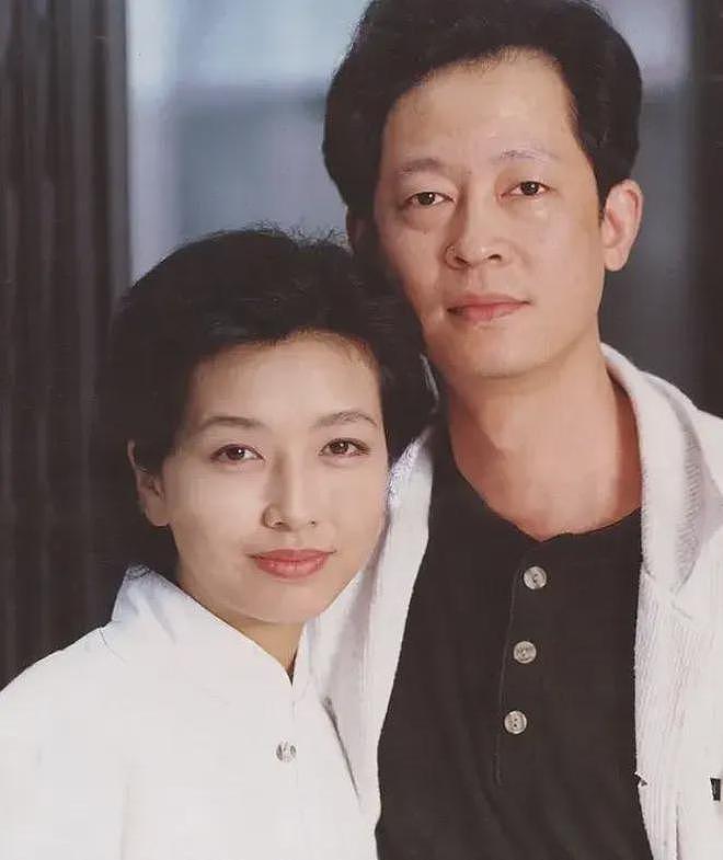 56岁“情场浪子”王志文近况,富婆娇妻年轻漂亮,与15岁儿子像爷孙 - 7