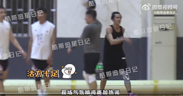 王鹤棣又被拍到打篮球 候场时双手举玩具为队友加油 - 7