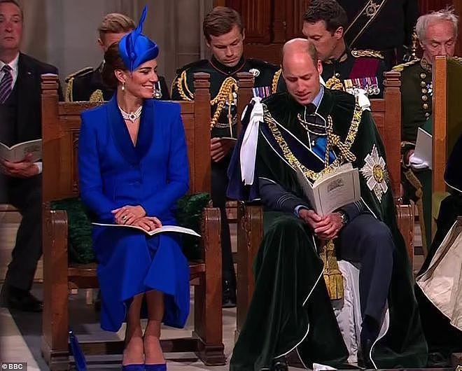 凯特王妃一身皇家蓝亮相英王苏格兰加冕礼，戴已故女王项链 - 2