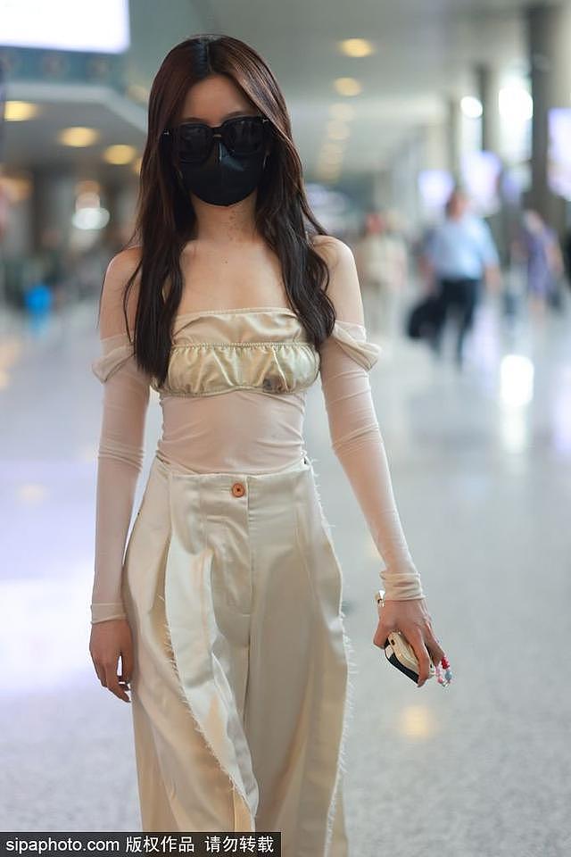陈卓璇穿白纱一字肩上衣现身机场 大方秀纤细好身材 - 2