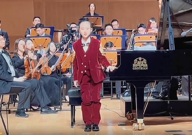 9 岁甜馨参加钢琴演出挑战高难度曲目 穿红色西装好帅气 - 5