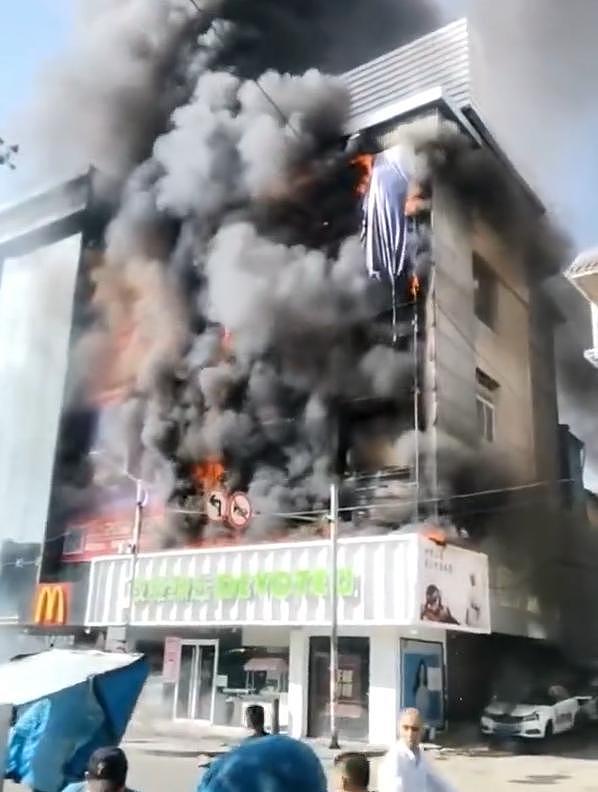 场面惊险！此地一商厦突发大火，目击者：黑烟吞噬整栋楼 - 1