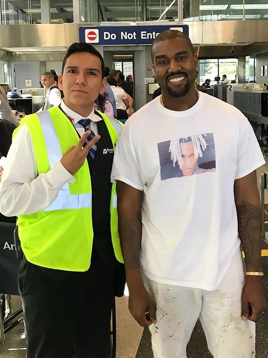 YE 曾上身一件印有 XXXTENTACION 肖像的 T 恤 | Via Kanye West
