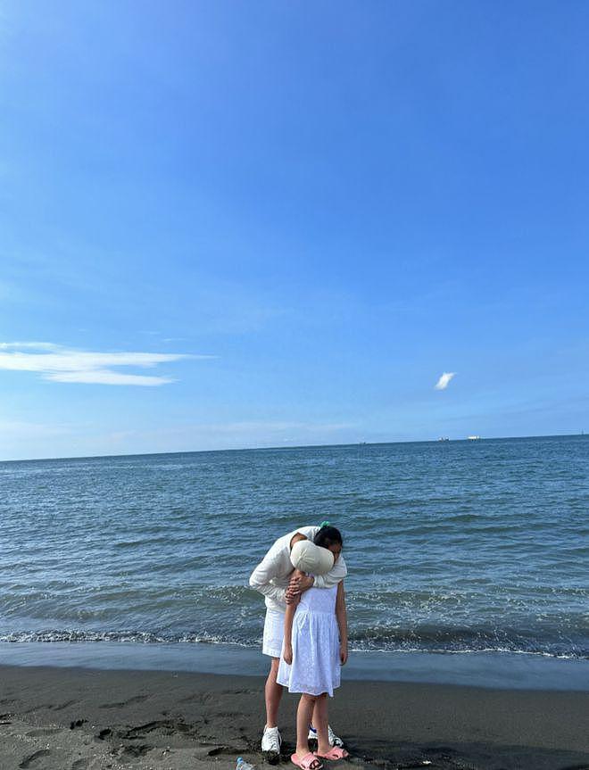 汪小菲返台在海边抱着女儿，小玥儿被指神态不情愿 - 4