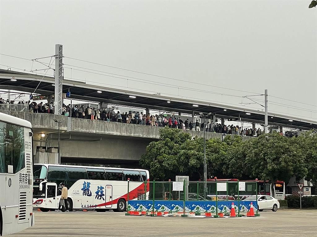 台媒：水泥厂施工意外致高铁停电，旅客清明返乡受阻“挤爆”高铁站 - 4