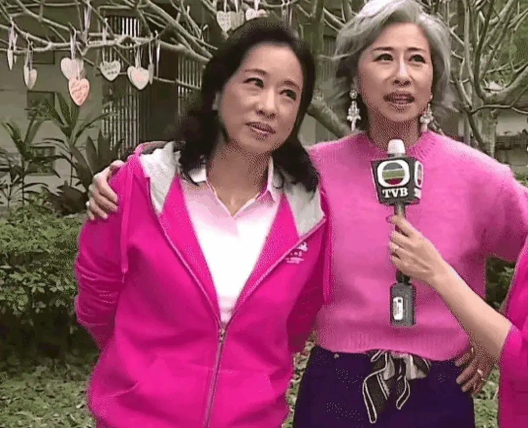 62岁叶倩文65岁朱玲玲难得同框，二人同穿粉红大气减龄，谁更美？ - 2