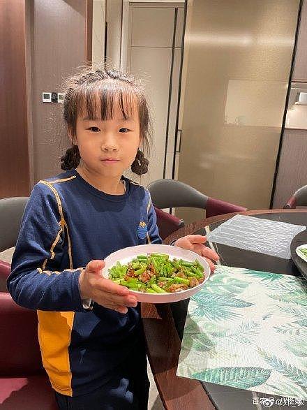 岳云鹏 7 岁女儿为家人做饭，小岳岳直夸好吃，神采飞扬身体已痊愈 - 4