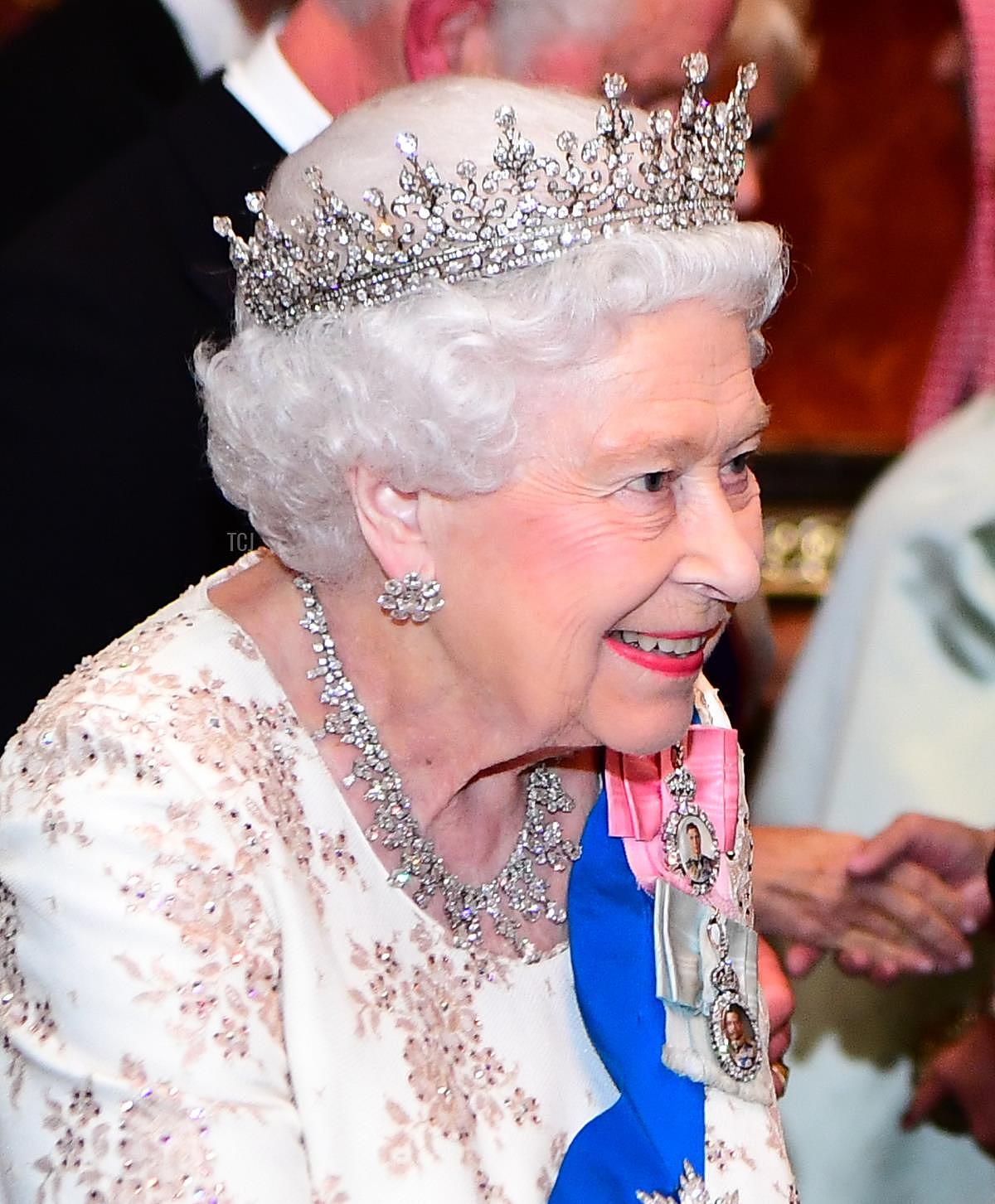 英女王的这对耳环好闪，还是玛丽的结婚礼物，陪伴她六十多年了 - 1