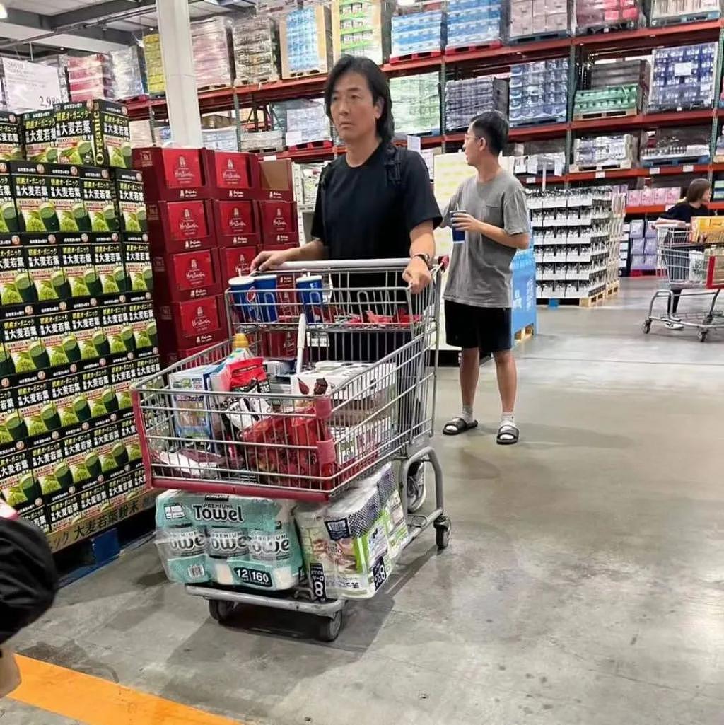 郑伊健定居日本逛超市，一脸憔悴买大量厕纸，蒙嘉慧被疑有孕 - 3