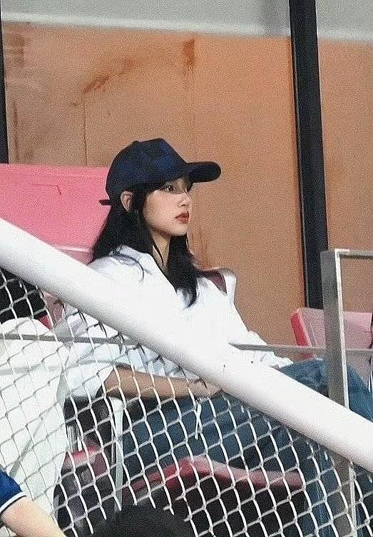 Lisa看泰国VS韩国世预赛 带棒球帽干净清爽 - 1