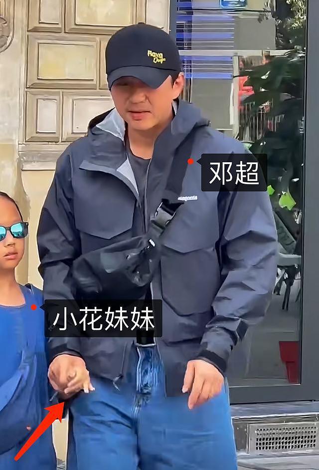 孙俪一家四口现身巴黎吃火锅，邓超紧牵女儿小手，等等气质出众 - 6