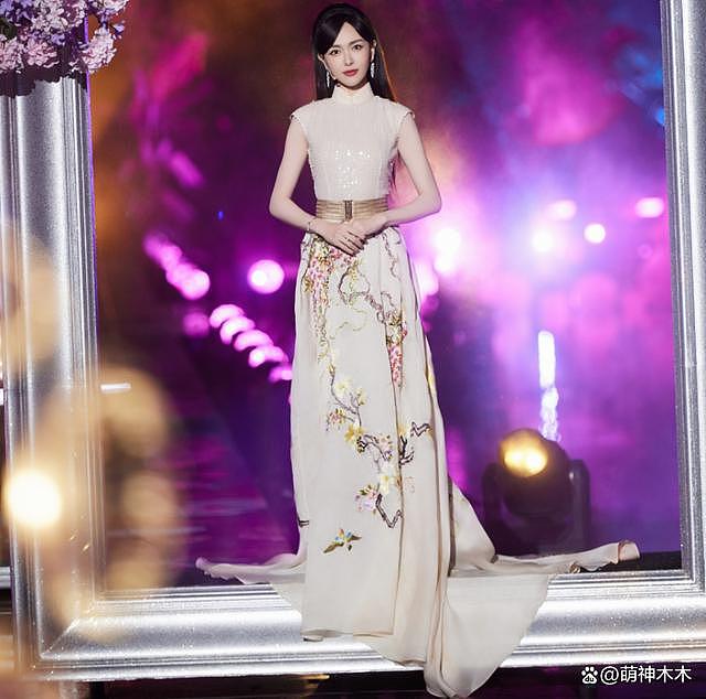 跨年舞台女星狂卷造型，赵露思穿搭超 60 万，杨紫礼服引不满 - 30