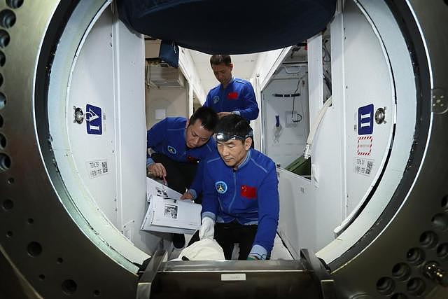 “美国封锁沦为笑话！”中国宇航员成功出舱，美媒尴尬争论不休 - 2