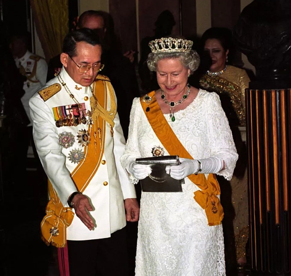 25年前英女王出访泰国，诗丽吉满身珠翠好耀眼，整容脸还是输了 - 1
