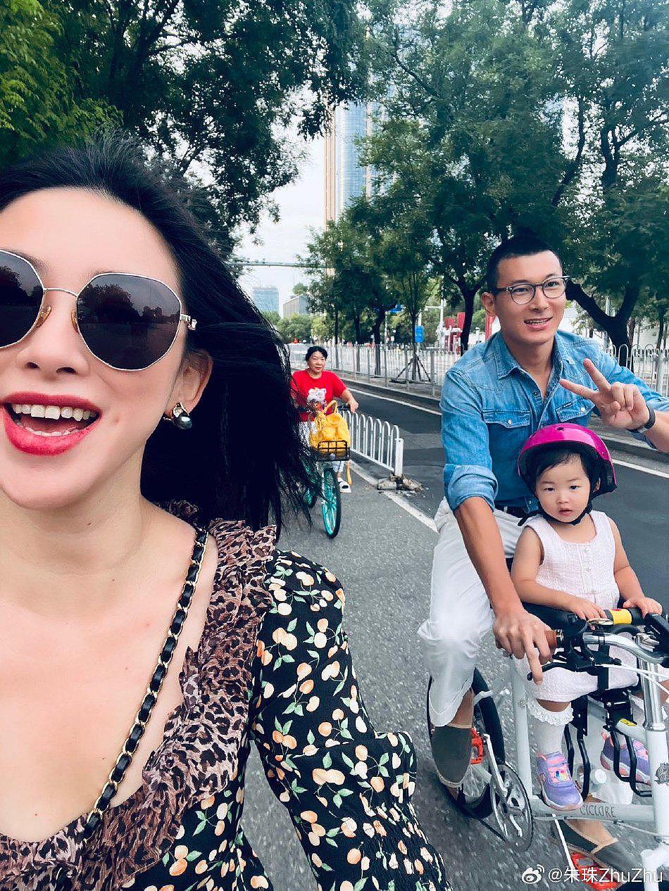 朱珠和老公带女儿在北京街头夜骑 王珠宝带着头盔好可爱 - 2