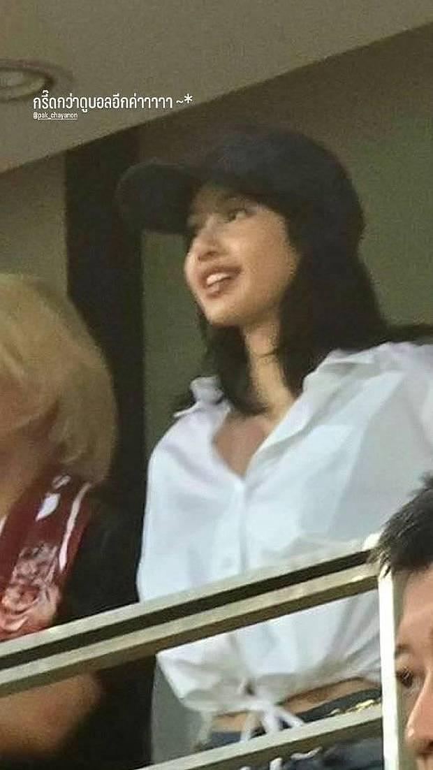 Lisa看泰国VS韩国世预赛 带棒球帽干净清爽 - 2