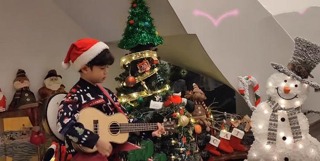 蔡国庆陪儿子过圣诞节，蔡轩正弹吉他唱英文歌 - 2