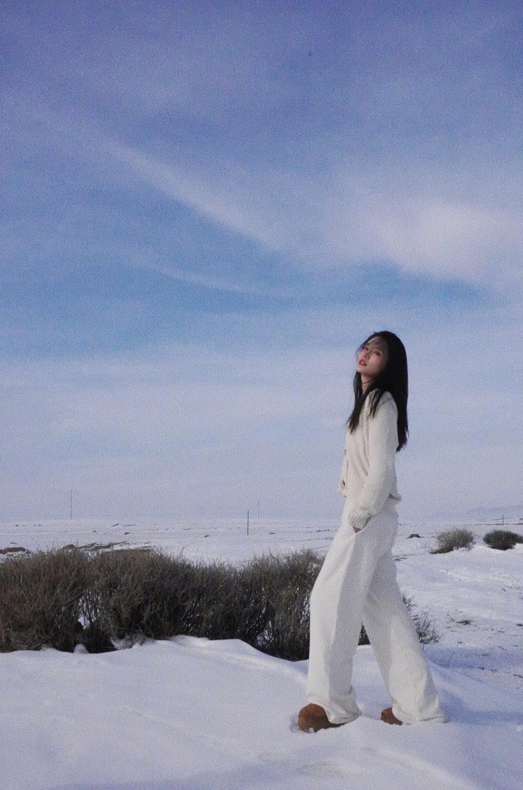 李沁穿白衣在雪地奔跑 笑容灿烂甜美 - 6