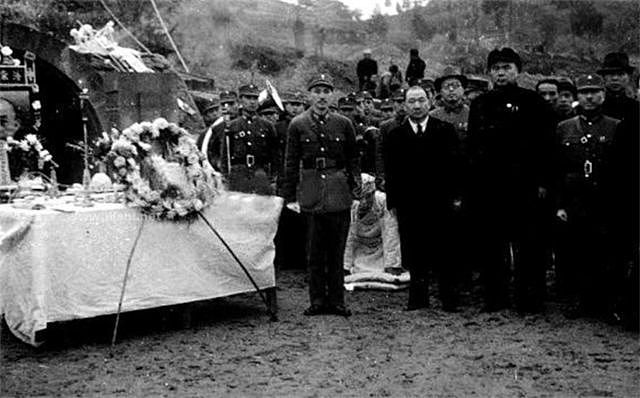 国军上将战死沙场，日军战机3次盘旋未投一弹，蒋介石亲自扶棺 - 7