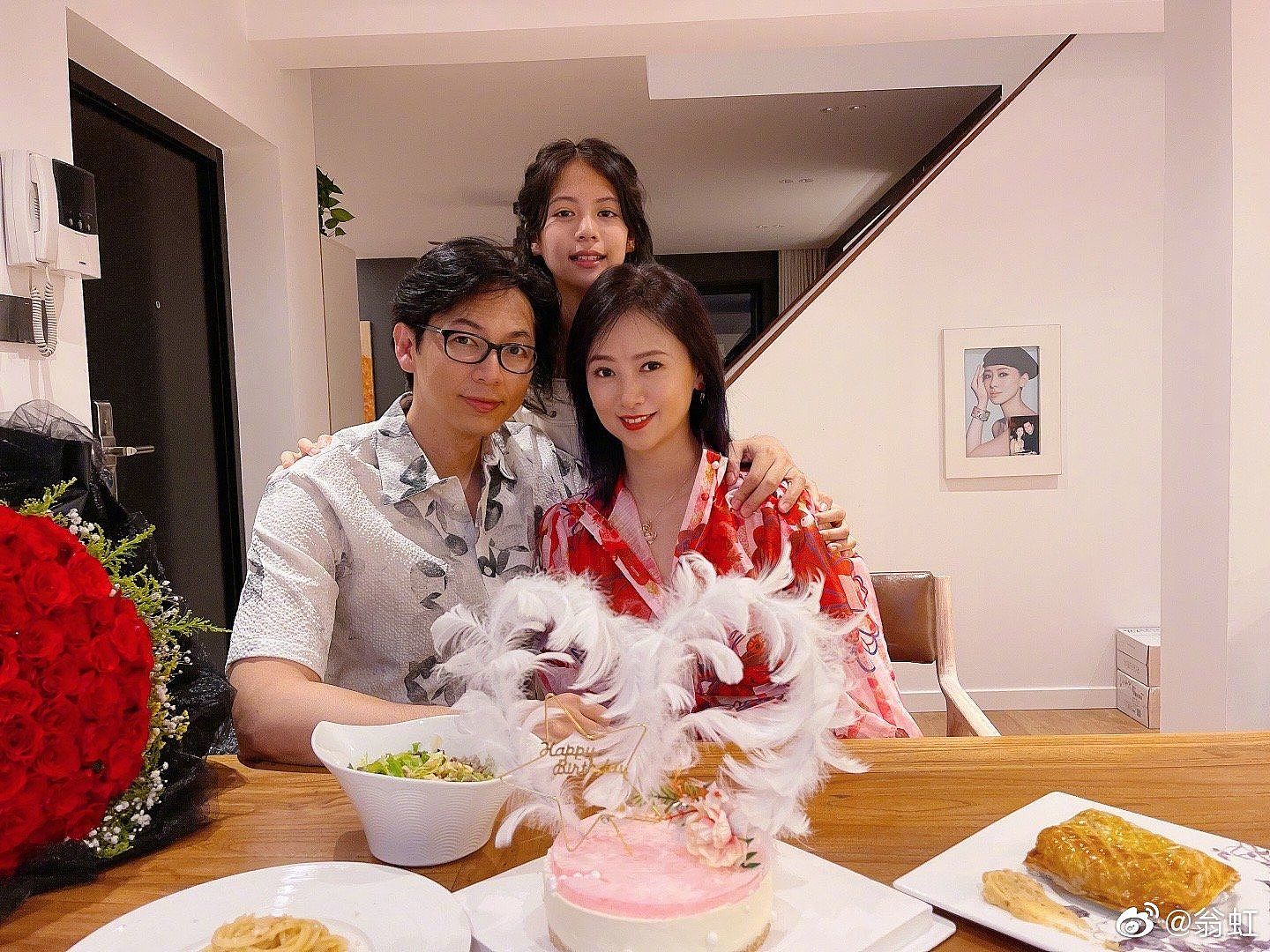 ▲翁虹和老公、女兒慶祝53歲生日。（圖／翻攝自微博／翁虹）