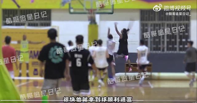 王鹤棣又被拍到打篮球 候场时双手举玩具为队友加油 - 6