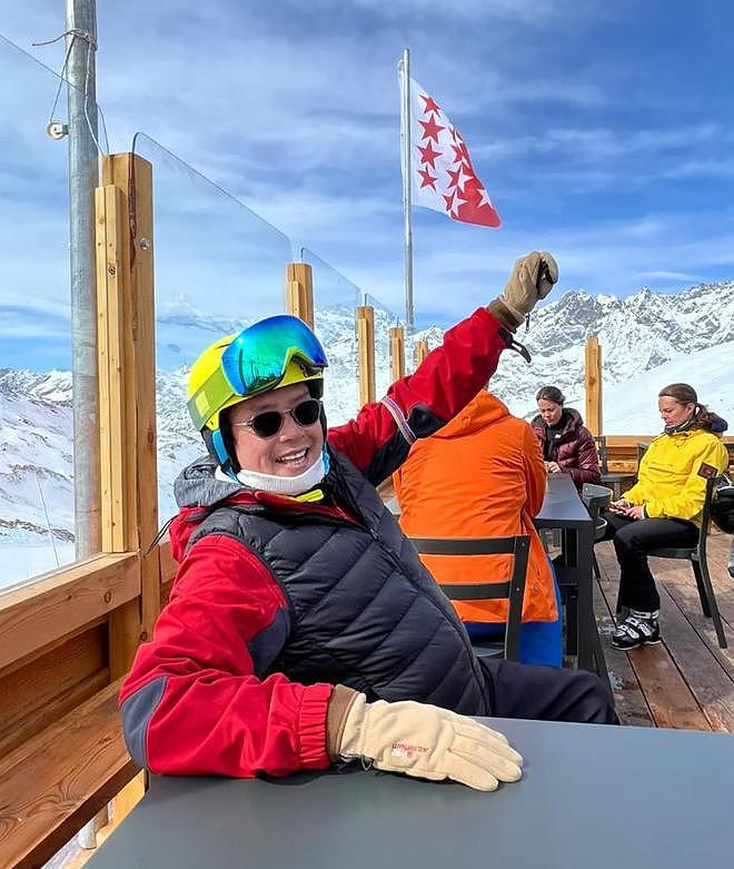 谭咏麟陈百祥现身瑞士，72 岁高龄挑战高山滑雪 - 7