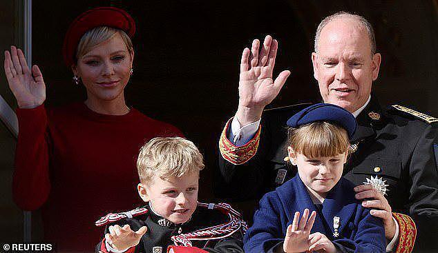 摩纳哥王室齐聚！王妃穿着华丽得体，8 岁公主穿着被热议 - 2