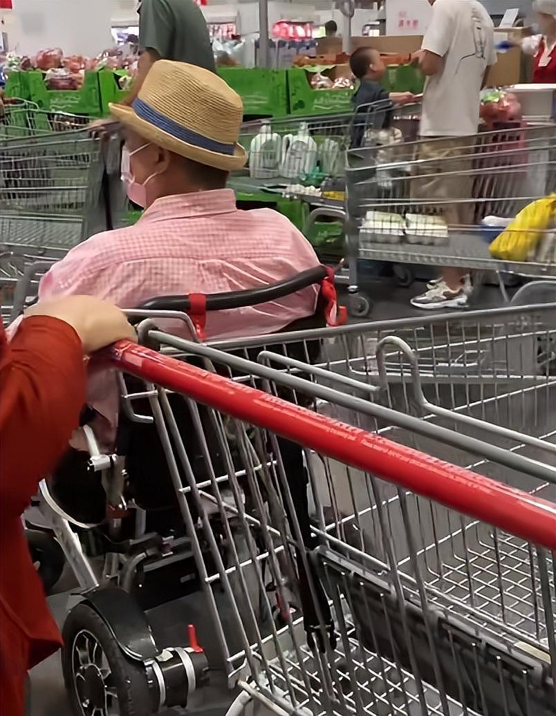 74岁洪金宝坐轮椅逛深圳超市！排队买披萨试吃解馋，减肥被打脸 - 6