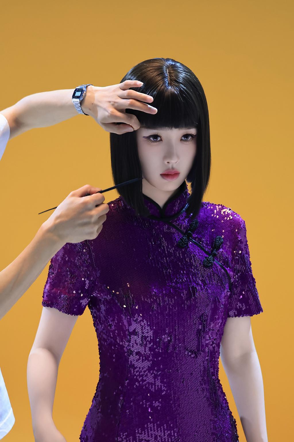虞书欣穿紫色旗袍换短发 表情冷淡似机器人 - 5