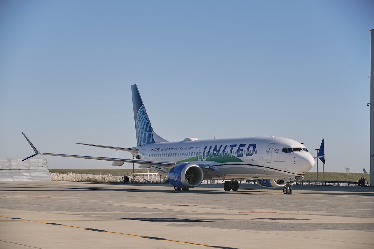芝加哥至华盛顿特区的航班在一台发动机中使用 100% 可持续燃料 - 1