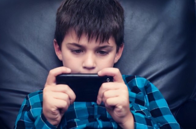 经常玩手机的孩子与不玩手机的孩子有什么区别？10年后你就知道了 - 1