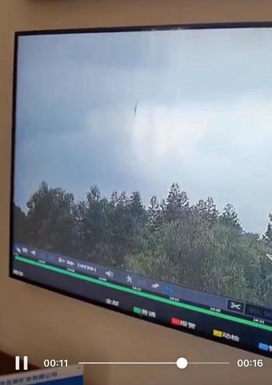 梧州一矿业公司监控拍到疑似 MU5735 航班坠机画面 现场人员：确系公司监控所摄 但不确定是否失事飞机 - 2