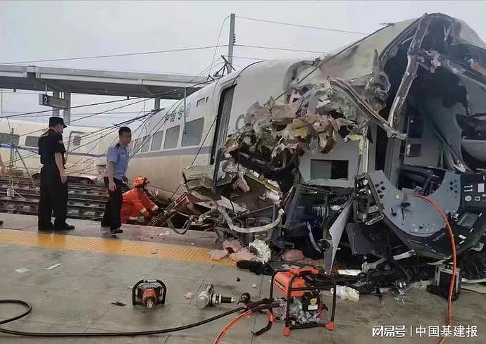 D2809 次旅客列车在贵广线榕江站撞上泥石流脱线 - 6