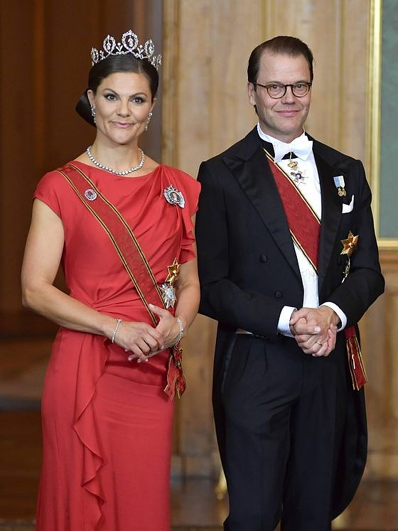 瑞典王室接待德国总统，77岁王后戴200年祖传皇冠出席，惊艳众人 - 8