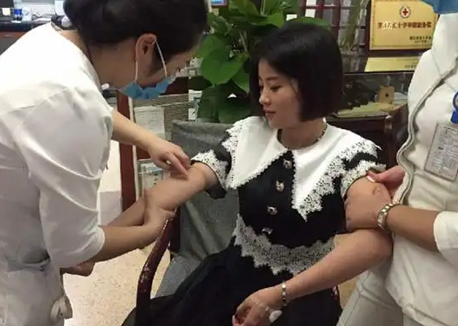 2017年，浙江女孩捐骨髓救15岁男孩，两人见面后，男孩低头跪谢 - 6