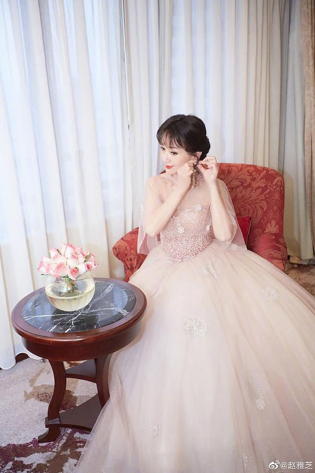 赵雅芝分享九宫格写真 粉色星光长裙尽显大气优雅 - 6