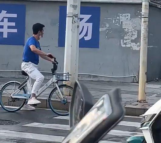 吴京赶时间骑单车去路演，路上行人偶遇以为看错人 - 1