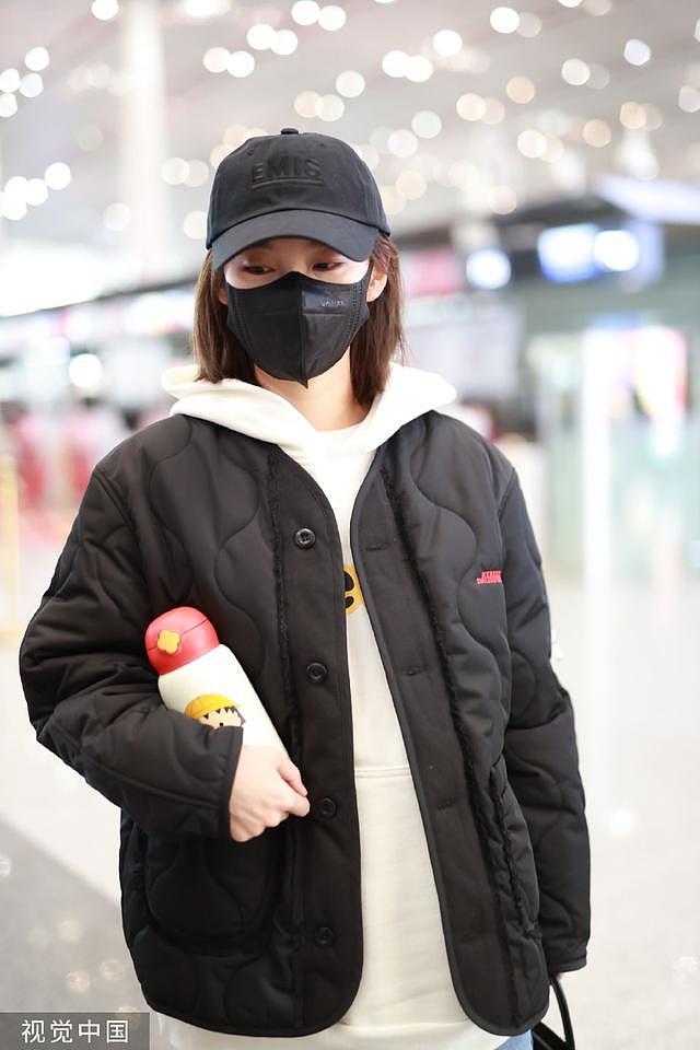 张佳宁休闲造型现身机场 白色帽衫搭黑色外套活力随性 - 5