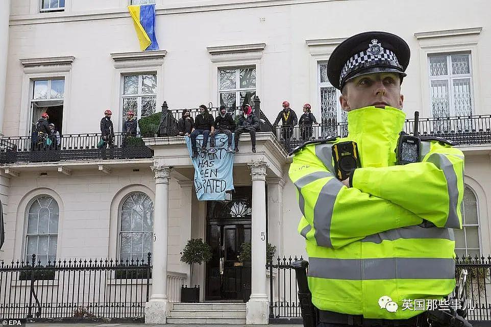 英国抗议者私闯占领寡头豪宅，宣布欢迎难民…伦敦市长：警察为啥要管？ 啊？ - 24