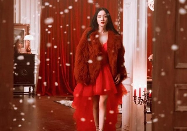 杨幂维多利亚的秘密开年大片，演绎红与黑狂野火辣时尚，绝美造型 - 3