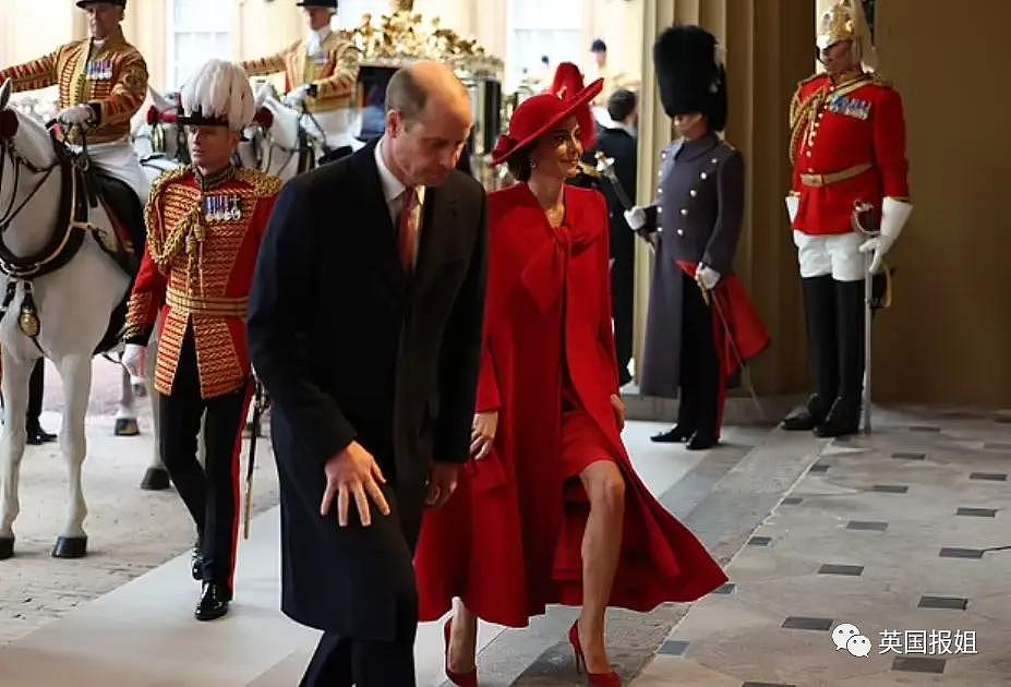 英王室为韩总统办奢华国宴！最抢镜的是凯特王妃的红衣美腿 - 12