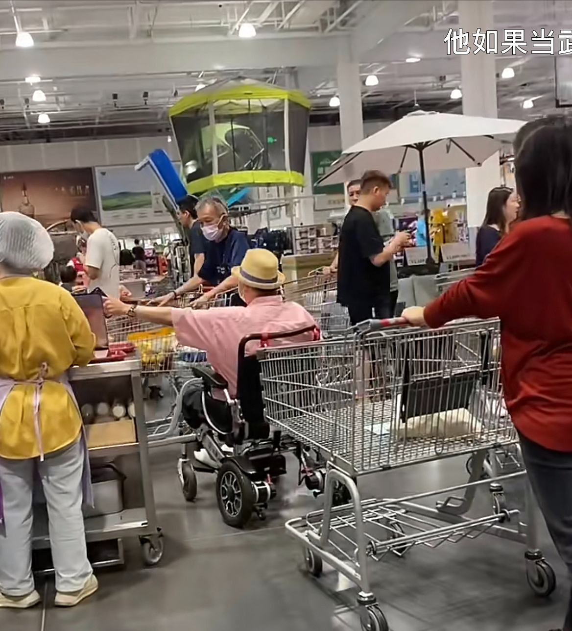 74岁洪金宝坐轮椅逛深圳超市！排队买披萨试吃解馋，减肥被打脸 - 8