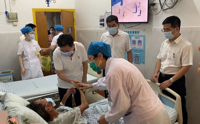 全红婵奥运夺冠第二天，湛江市卫健局局长前往医院看望其爷爷